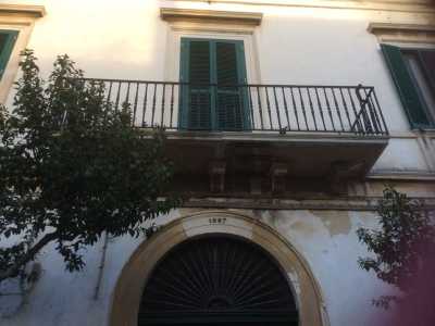 Villa Stampacchia in via Garibaldi: apparteneva alla famiglia del poeta, scrittore e critico cinematografico Riccotto Canudo. Sul portale si legge la data di costruzione